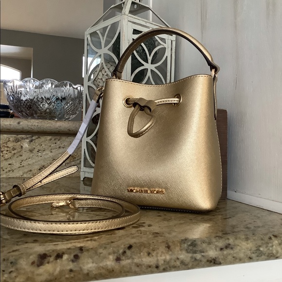 New Mk small bucket bag suri 😍 must have - Picture 7 of 10